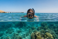 Турист в маске над коралловым рифом Красного моря